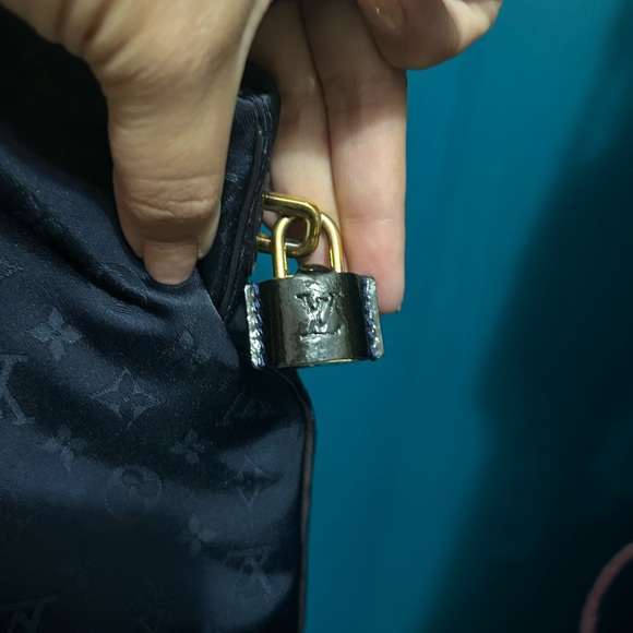 **** SOLD ****LOUIS VUITTON MONOGRAM NYLON Desire Lockit Vertical - Picture 3 of 16